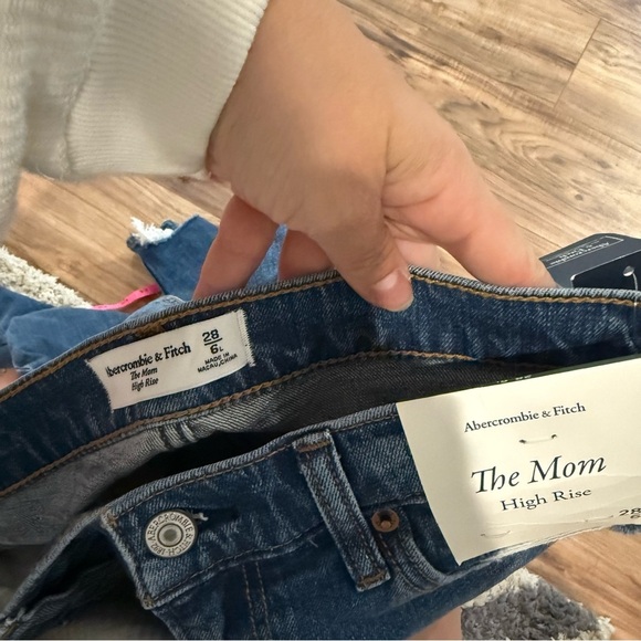 NWT Abercrombie & Fitch Ultra High Rise Mom Jean - Picture 4 of 9